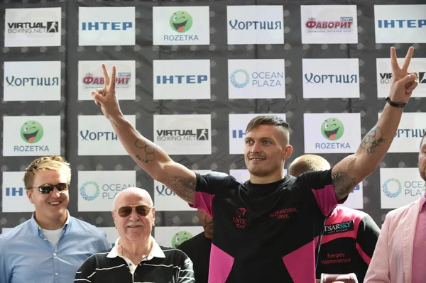 Olympisch kampioen Aleksandr Usyk uit Oekraïne op de officiële wegen-in vooruit de strijd tegen Johnny Muller — Stockfoto