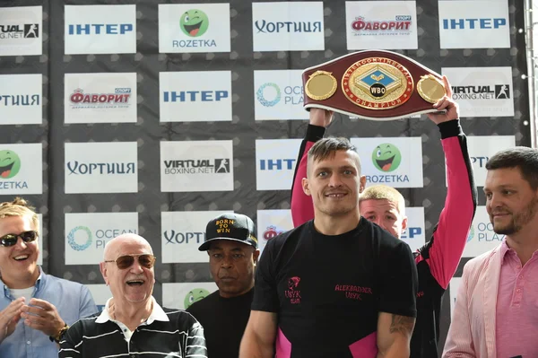 Olympic champion Aleksandr Usyk from Ukraine at the official weigh-in ahead the fight against Johnny Muller — Stock Photo, Image