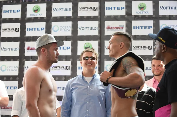 Olympic champion Aleksandr Usyk from Ukraine at the official weigh-in ahead the fight against Johnny Muller — Stock Photo, Image