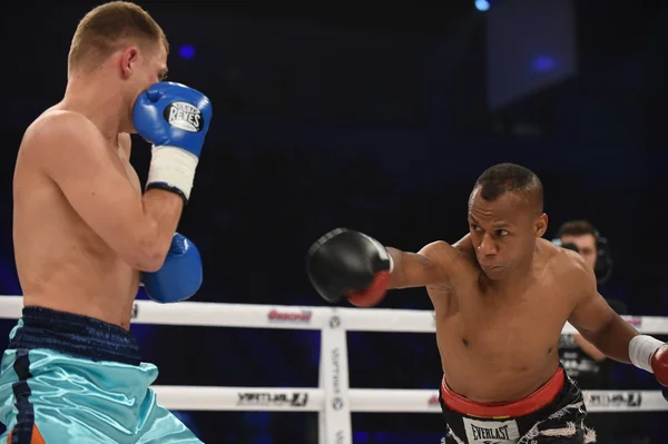 Lutte de classement entre Denis Berinchyk (Ukraine) et Tarik Madni belge au Palais du sport de Kiev, Ukraine — Photo