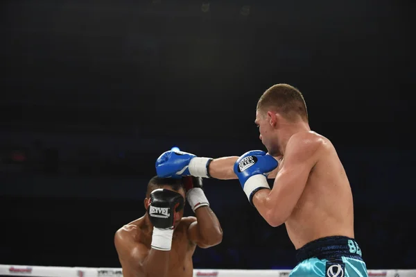 Lutte de classement entre Denis Berinchyk (Ukraine) et Tarik Madni belge au Palais du sport de Kiev, Ukraine — Photo