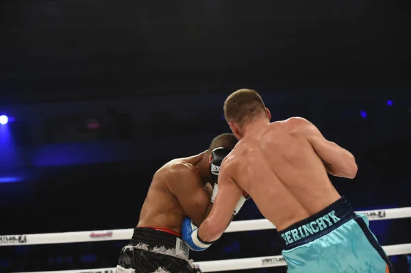 Lucha de clasificación entre Denis Berinchyk (Ucrania) y el belga Tarik Madni en el Palacio del deporte en Kiev, Ucrania — Foto de Stock