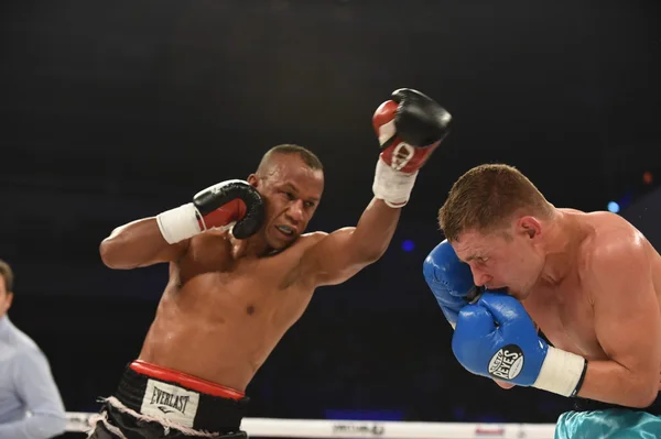 Lucha de clasificación entre Denis Berinchyk (Ucrania) y el belga Tarik Madni en el Palacio del deporte en Kiev, Ucrania — Foto de Stock