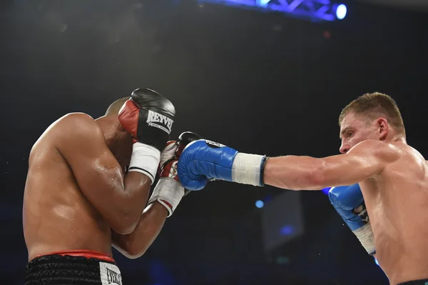 Lucha de clasificación entre Denis Berinchyk (Ucrania) y el belga Tarik Madni en el Palacio del deporte en Kiev, Ucrania —  Fotos de Stock