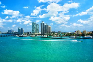 South Miami Beach, köprü ve skycrappers havadan görünümü