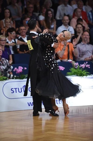 Ballroom dance couple dancing at the competition — Stock Photo, Image