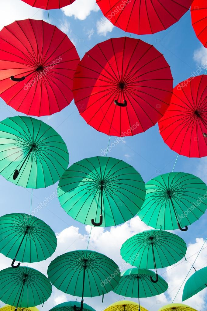 Bright colorful red and green umbrellas background — Stock Photo © stetsik 84081354