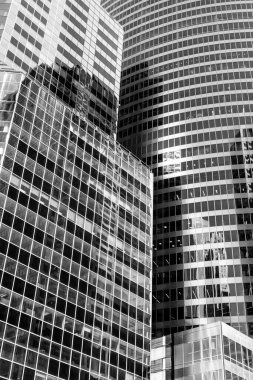 Ön cephe mimarisi. Bina arka planı. Cam bina penceresi. Mimari detay. Mimarinin arka planı. Modern cam arka plan. Cam ön plan. Mimari.