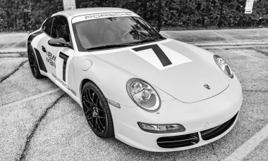 Chicago, Illinois - 29 Eylül 2024: Porsche 911 Carrera S sarı rengi. Porsche 911 Carrera Caddeye park etmiş.