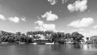 Rıhtımda bir apartman dairesi. Şehir rıhtımı ve ev. Yazın tatil binası. Lüks liman evi. Otel mimarisi. Tatil köyü. Modern bina.