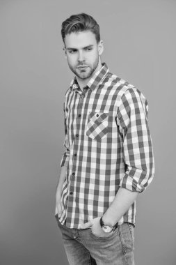 Sıradan bir adam. Adamın şık bir saç kesimi var. Moda saç stili olan bir adam. Sıradan bir erkek portresi. Milenyum portresi. Genç milenyum adamı Griler 'de izole edilmiş. Şık bir erkek portresi. Erkek giyim.