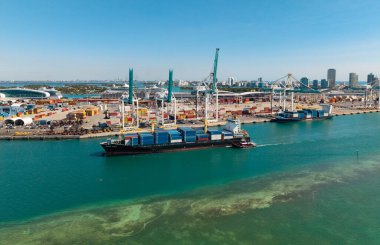 Miami, Florida, ABD - 20 Mart 2025: kargo gemisinde nakliye konteynırı. Kargo gemisi. Miami limanı. Konteyner gemisi. Miami 'de konteynırlı Kargo Warnow Balina Limasol gemisi. Ticari gemi.