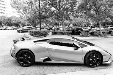 Miami Beach, Florida USA - 9 Haziran 2024 Lamborghini Huracan Tecnica Green Miami plajında. Lamborghini lüks bir İtalyan otomobil üreticisi.