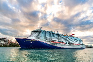 Miami, Florida, ABD - 23 Aralık 2024: Karnaval yolcu gemisi. Gemi turu ve deniz seyahati. Gemi Miami limanından kalkıyor. Karnaval yolcu gemisi seyahati. Yaz tatilinde gezmek.