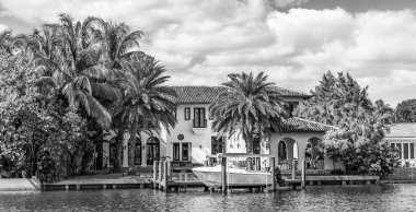 Modern bina. Rıhtımda bir apartman dairesi. Şehir rıhtımı ve ev. Yazın tatil binası. Lüks liman evi. Otel mimarisi. Lüks bir tatil..