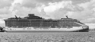 Lüks yolcu gemisi manzarası. Gemi Miami sahil limanından ayrılıyor. Lüks deniz tatili. Gemi seyahati. Yaz tatilinde Majestic yolcu gemisi. Gemi seyahati ve deniz seyahati. Rahatlama tesisleri.