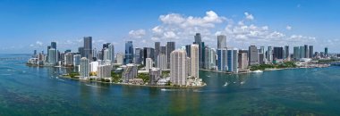 Miami 'deki Brickell Panoraması. Brickell güneşli bir günde ufuk çizgisi. Brickell 'in panorama manzarası. Brickell ünlü bir panorama. Miami şehir merkezi manzarası