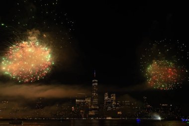 New York Manhattan havai fişekleri arifesinde. Manhattan 'da havai fişekler. New York 4 Temmuz Havai fişekleri. Flashing Fireworks ile New York City Skyline Manhattan. Bağımsızlık Günü