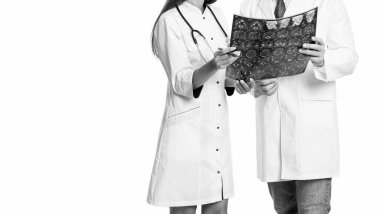 Doktor MR resmini inceler. Nörolog beyin teşhisi koydu. İki tıp uzmanı MRI taramalarını tartışıyor. Stüdyodaki doktor nörolog MRI. Modern bir hastanenin MRI veya tomografi odasında doktor onkolojisi. Boşluğu kopyala.