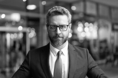 Başarı vizyonu. Takım elbiseli başarılı lider iş adamı. İş adamı gözlüklü bak. İnsanoğlunun başarı vizyonu var. İş adamı liderliği temsil eder. İş vizyonu ve başarı. Patron görünümü.