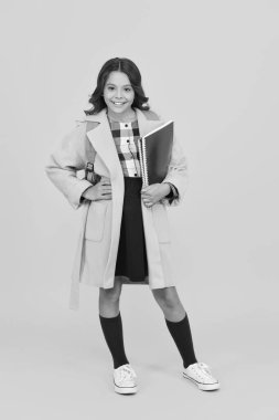 Sonbaharda ödevleri olan genç bir kız. Öğrencinin ödevi var. Kızların okul eğitimi. Bilgi ve eğitim. Bilgi toplama günü. Sonbaharda okul ödevi yapan kız. Okula dönelim. Tam uzunluk.