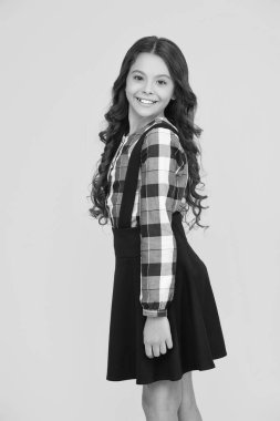 Okul üniformalı kız. Ergenlik için eğitim. Sarıda izole edilmiş genç kız modeli. Çalışmak için sonbahar zamanı. Bilgi ve eğitim. Okul eğitimi. Öğrenci hayatı. Okula geri dön..