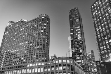 Chicago gökdelenin mimarisi. Şehir gecesi aydınlatılmış bina. Gökdelen şehir manzarası. Chicago 'nun gece şehri. İş şehri. Chicago gökdelen binasının gece manzarası. Chicago Sahil Yolu.