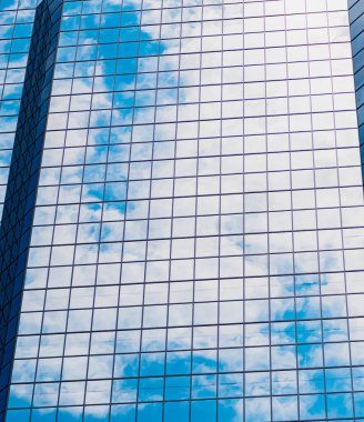 Cam yansıtıcı bina. Mimari detay. Mimarinin arka planı. Cam arka plan. Camdan dış plan. Dış mimari inşaatı. Bina arka planı. Minimalist mimari.
