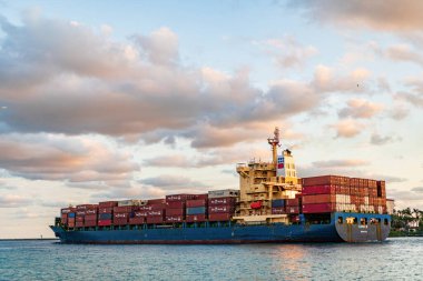 Miami, Florida, ABD - 25 Kasım 2024: kargo gemisinde nakliye konteynırı. Kargo gemisi. Konteyner gemisi. Kargo Annie B Monrovia gemi hizmetleri, konteynır limandan ayrılıyor, insansız hava aracı görünümü.