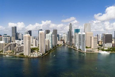 Brickell gökdelenlerinin hava görüntüsü. Miami şehir merkezinin modern manzarası. Kıyı şeridinin üstündeki panoramik Miami silueti. Miami 'de Brickell Key hava görüntüsü