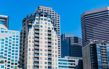 Gökdelen şehir manzarası. Şehir merkezindeki modern şehir. İş şehri. İş bölgesindeki gökdelen binasının manzarası. Gökdelenin şehir mimarisi. Şehir manzaralı bir şehir. Tarihi gökdelenler.