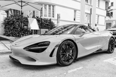 Miami Beach, Florida USA - 8 Haziran 2024: 2019 McLaren 720S Performans Miami Beach. Turuncu 2019 McLaren 720S Performans