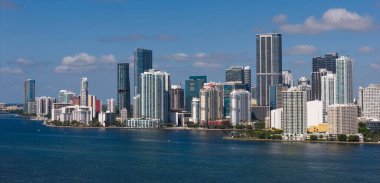 Miami şehir merkezindeki Brickell ufuk çizgisinin hava görüntüsü. Modern gökdelenler Biscayne Körfezi 'nden yükseliyor. İkonik binaları olan Miami şehir manzarası. Miami şehir manzarası