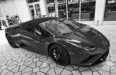 Miami Beach, Florida USA - 8 Haziran 2024: Lamborghini Huracan Miami plajında. Lamborghini lüks bir İtalyan otomobil üreticisi.