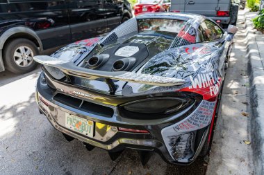 Miami, Florida, ABD - 16 Şubat 2025 McLaren 620R aracı açık hava manzaralı. Akortlu McLaren 620R spor araba. Lüks spor arabası McLaren 620R, ayarlı..