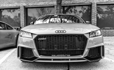 Chicago, Illinois - 29 Eylül 2024: 2018 Audi TTRS gri rengi sokağa park edildi. Audi, Alman spor arabasıymış.