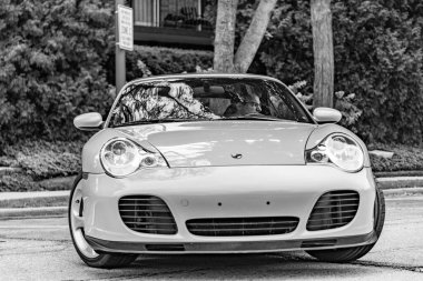 Chicago, Illinois - 29 Eylül 2024: Porsche 911 Turbo Carrera S sarı renk. Porsche 911 turbo Carrera S yolda. ön görünüm