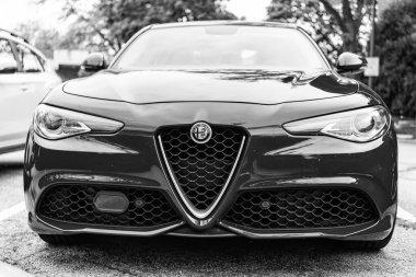 Chicago, Illinois - 29 Eylül 2024: 2017 Alfa Romeo Giulia kırmızı renk. 2017 Alfa Romeo Giulia sokağa park etmiş. 2017 Alfa Romeo Giulia ünlü İtalyan spor arabasıdır. ön görünüm