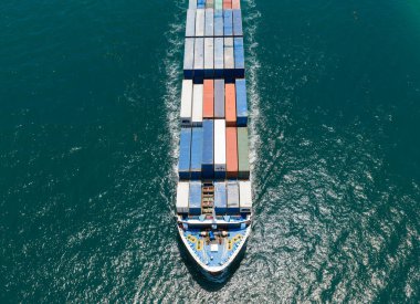 Konteyner gemisi. Nakliye lojistiği. Ticari nakliye. Kargo gemisi denizde, hava manzaralı. Yük konteynırı kargo gemisine yüklendi. Konteynırlı bir hava kargo gemisi. Kargo işi. Gemi kalkışı.