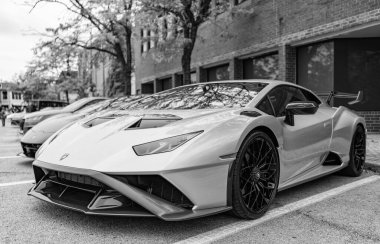 Chicago, Illinois - 29 Eylül 2024: 2021 Lamborghini Huracan STO. Metalik yeşil 2021 Lamborghini Huracan STO sokağa park etmiş. Lamborghini İtalyan lüks arabasıdır..