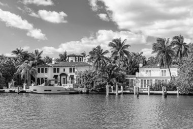 Otel mimarisi. Lüks bir mahalle. Modern bina. Rıhtımda bir apartman dairesi. Şehir rıhtımı ve ev. Yazın tatil binası. Lüks liman evi..