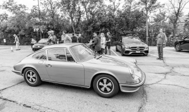 Chicago, Illinois - 29 Eylül 2024 1972 Porsche 911T Coupe yolda. altın metalik 1972 Porsche 911T Coupe.