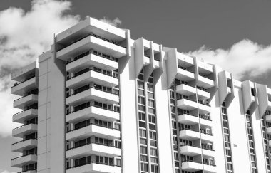 Modern apartman binası. Detaylı bir apartman. Binanın düşük açılı görüntüsü. Konut mimarisi. Mimari dış görünüş ayrıntıları. Konutun dış parçası..