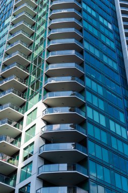 Bina arka planı. Cam yansıtıcı bina. Mimari detay. Mimarinin arka planı. Modern cam arka plan. Camdan dış plan. Mimarlık. Dış mimari inşa ediliyor.