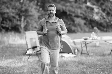 Ormandaki çadırda çadırda İspanyol bir adam. Bir yaz günü doğa yürüyüşçüsü. Yaz kampı ve doğa tatili. Yaz kampındaki adam. Kamp macerası. Yürüyüş konsepti. Kamp çadırı. Doğa kaçamağı.