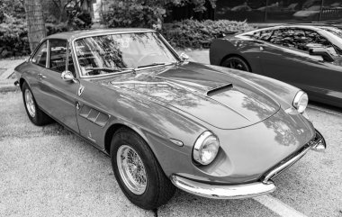 Chicago, Illinois - 29 Eylül 2024: F errari 500 Superfast Speziale 1965. Yeşil Ferrari 500 Superfast Speziale 1965 cadde köşesinde park edilmiş.