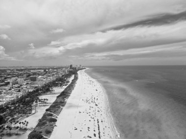 Miami güney sahili hava manzaralı. Deniz sahili kıyısı ve kıyı şeridi. Miami, Florida 'da yaz tatili. Sahilde deniz tatili. Marina manzaralı. Turkuaz sular. Plaj tatili Miami kıyıları..
