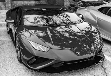 Chicago, Illinois - 29 Eylül 2020 Lamborghini Huracan LP 640-4 EVO Spyder. Kırmızı 2020 Lamborghini Huracan LP 640-4 EVO Spyder sokağa park etmiş. Lamborghini İtalyan lüks arabasıdır.