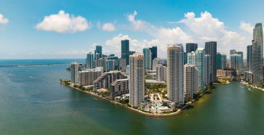 Miami şehir merkezindeki Brickell ufuk çizgisinin hava görüntüsü. Miami 'deki gökdelenler. Miamis 'in finans bölgesinin manzarası. Brickell, Miami 'de. Şehir manzaralı Miami Şehir Manzarası