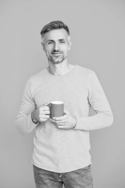 Espresso içiyorum. Çay içen adam. Sıcak bir sabah. Evde kahve molası. Maviye izole edilmiş kahve fincanı olan olgun bir adam. Sabah kahvesi vakti. Yaşam tarzı konsepti. Güne sıcak bardakla başlıyoruz..